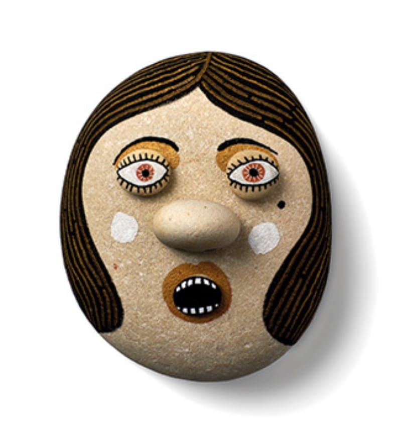 Illustration d'un visage sur une pierre appartenant à l'exposition Bel Canto par Pep Carrió 