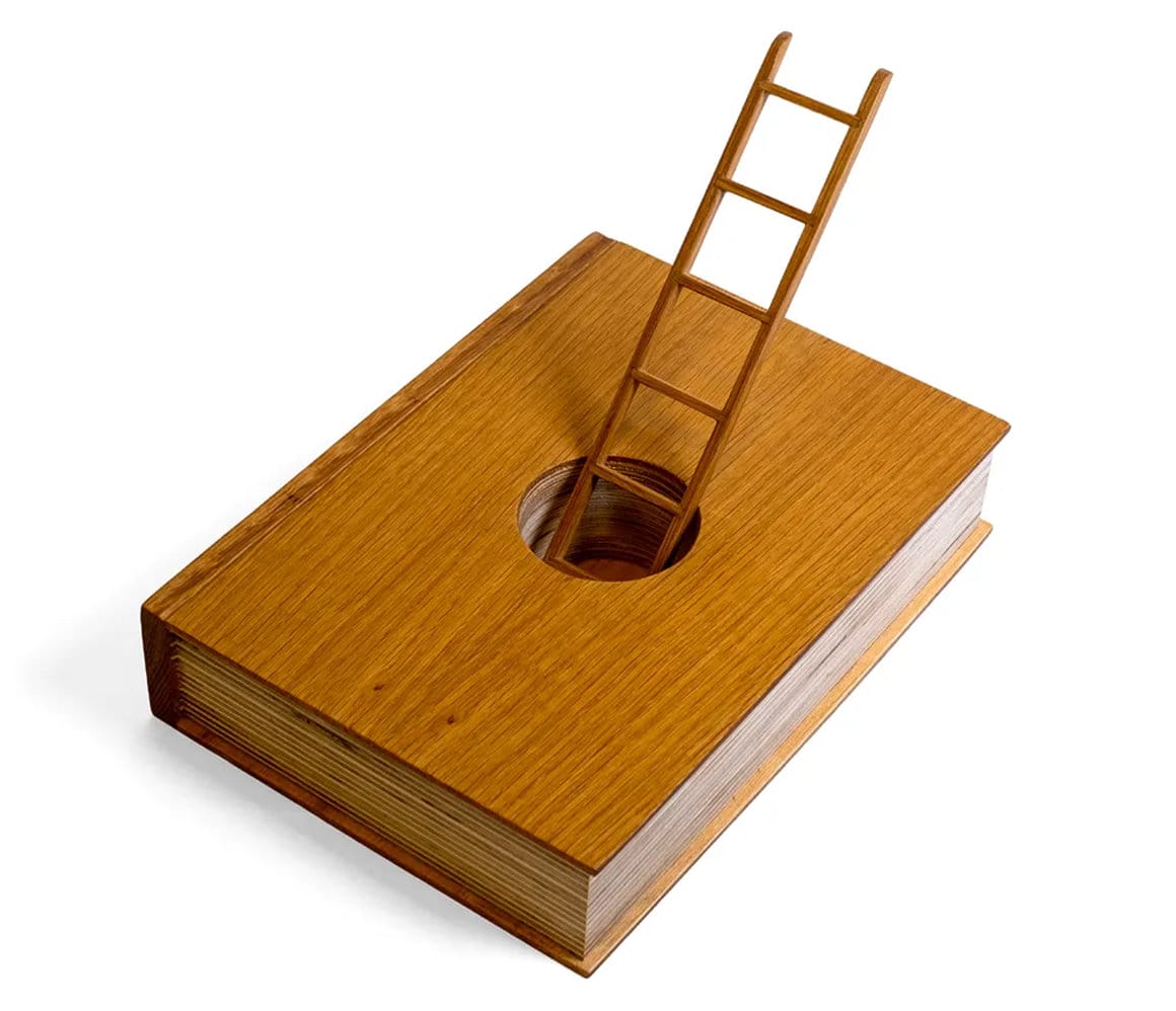 sculpture en bois d'un escalier dans un livre