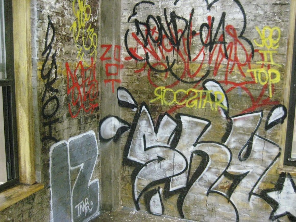 Graffiti sur un mur par Dondi