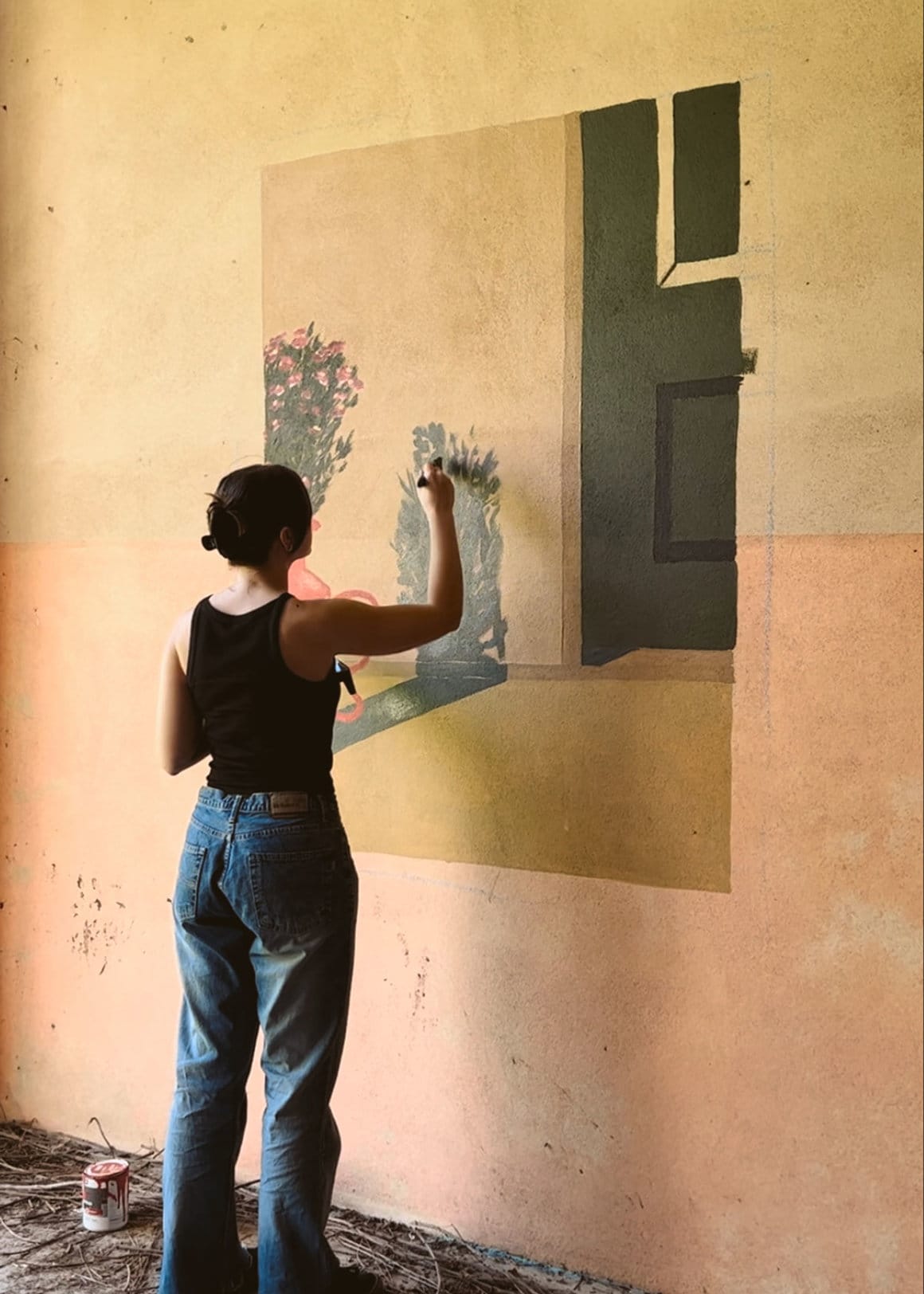 Eva Halfers en train de peindre un mur 