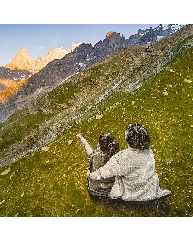 Peinture géante d'une mère et une fille dans les montagnes par Saype