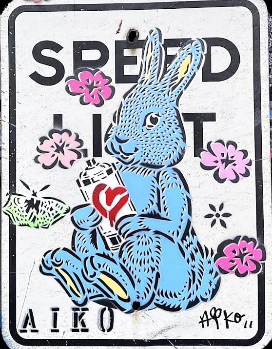 graphe d'un lapin bleu sur un panneau de signalisation par Lady Aiko