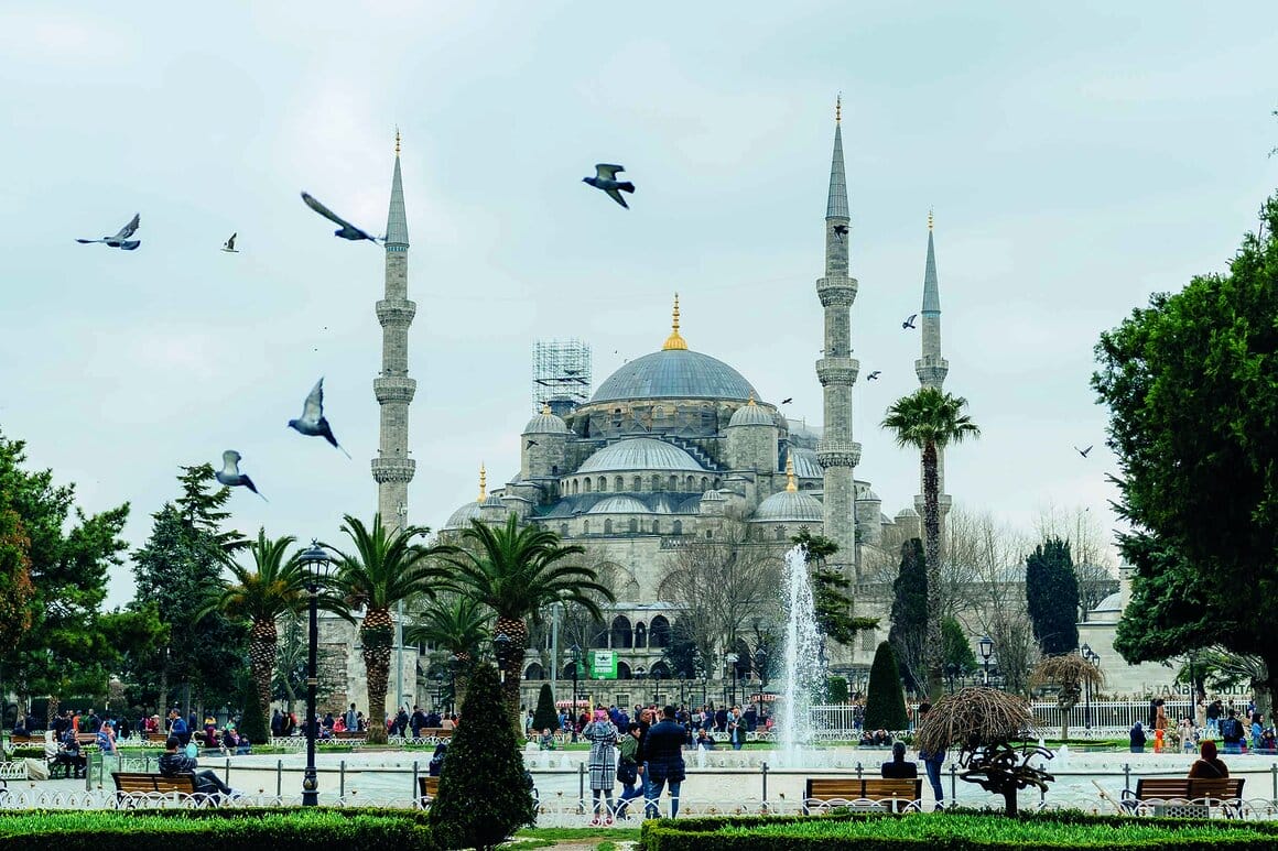 Mosquée Sultan Ahmed, Istanbul, Turquie ©Christopher Wilton-Steer 
La mosquée Sultan Ahmed, également connue sous le nom de Mosquée Bleue, est une mosquée impériale ottomane du XVIIe siècle. Son architecture allie l'architecture islamique traditionnelle à des éléments byzantins de la mosquée Sainte-Sophie voisine, construite mille ans plus tôt comme église par l'empereur byzantin Justinien Ier. Après la conquête de la ville (anciennement Constantinople) par les Turcs ottomans en 1453, le Grand Bazar fut construit pour stimuler l'économie ottomane. Composé de 61 rues couvertes et de plus de 4 000 boutiques, il devint un moteur majeur du commerce de la Route de la Soie. Aujourd'hui, pas moins de 90 millions de personnes y transitent chaque année.