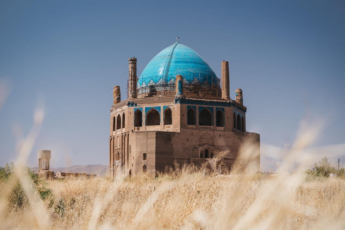 Mausolée d'Oljaytu, Iran ©Christopher Wilton-Steer
Le mausolée d'Oljaytu à Soltaniyeh, en Iran. Au début du XIVe siècle, les Mongols envahirent l'ouest et conquirent le nord de l'Iran, alors connu sous le nom de Perse. À Soltaniyeh, le général mongol Oljaytu établit la nouvelle capitale de la dynastie ilkhanide. Après s'être converti à la religion de son pays – l'islam chiite –, il entreprit la construction d'un immense mausolée. Oljaytu intégra au style architectural local des éléments de son héritage d'Asie centrale, comme le dôme en mosaïque turquoise et la calligraphie coufique stylisée qui entoure son tambour.