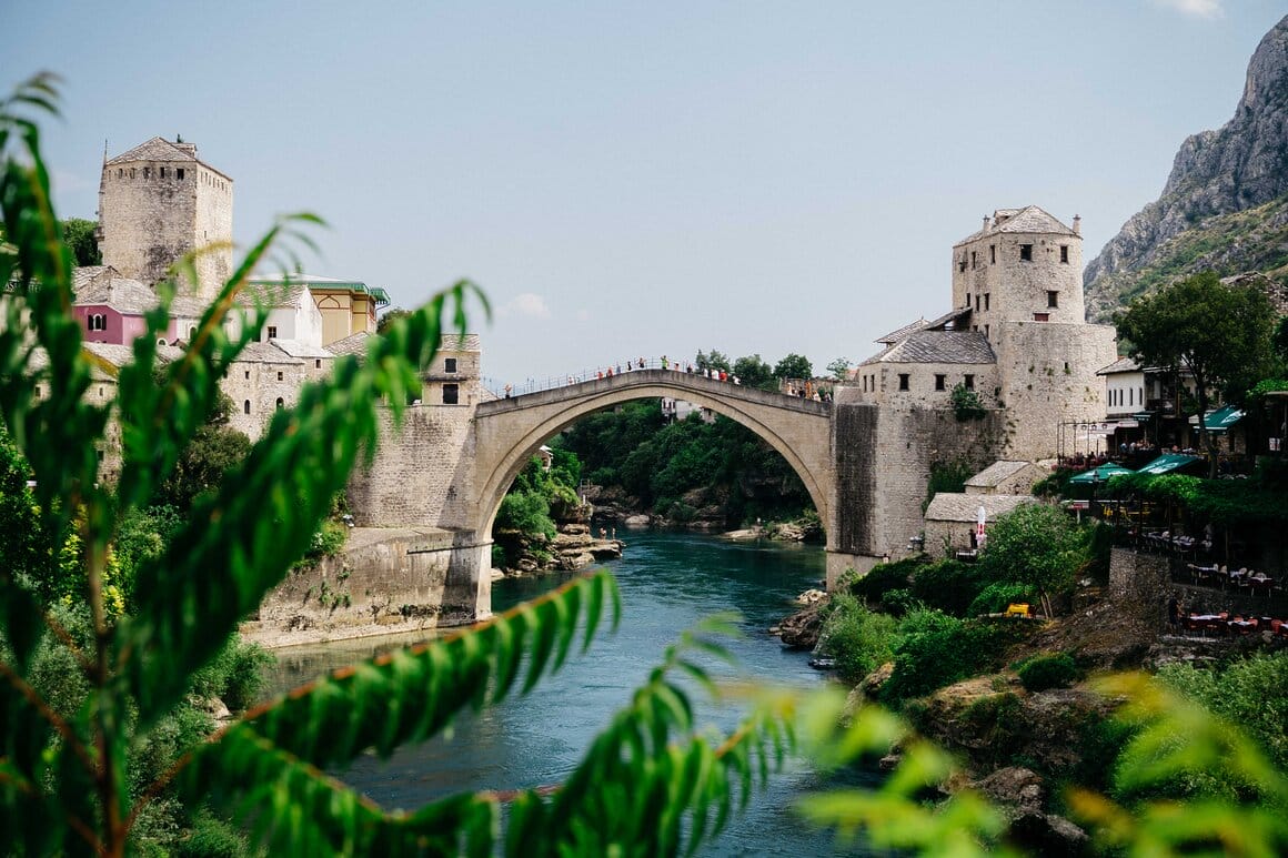 Mostar, Bosnie-Herzégovine ©Christopher Wilton-Steer
Mostar est sans doute surtout célèbre pour son imposant et élégant pont de 20 mètres de haut qui enjambe la Neretva. Ce pont fut commandé par le sultan Soliman le Magnifique en 1557, alors que la région était sous domination ottomane. Il resta en place pendant 427 ans jusqu'à sa destruction en 1993 pendant la guerre de Bosnie. En 2004, il fut rouvert après des travaux de restauration, notamment la réhabilitation de la vieille ville, entrepris par l'Aga Khan Trust for Culture.