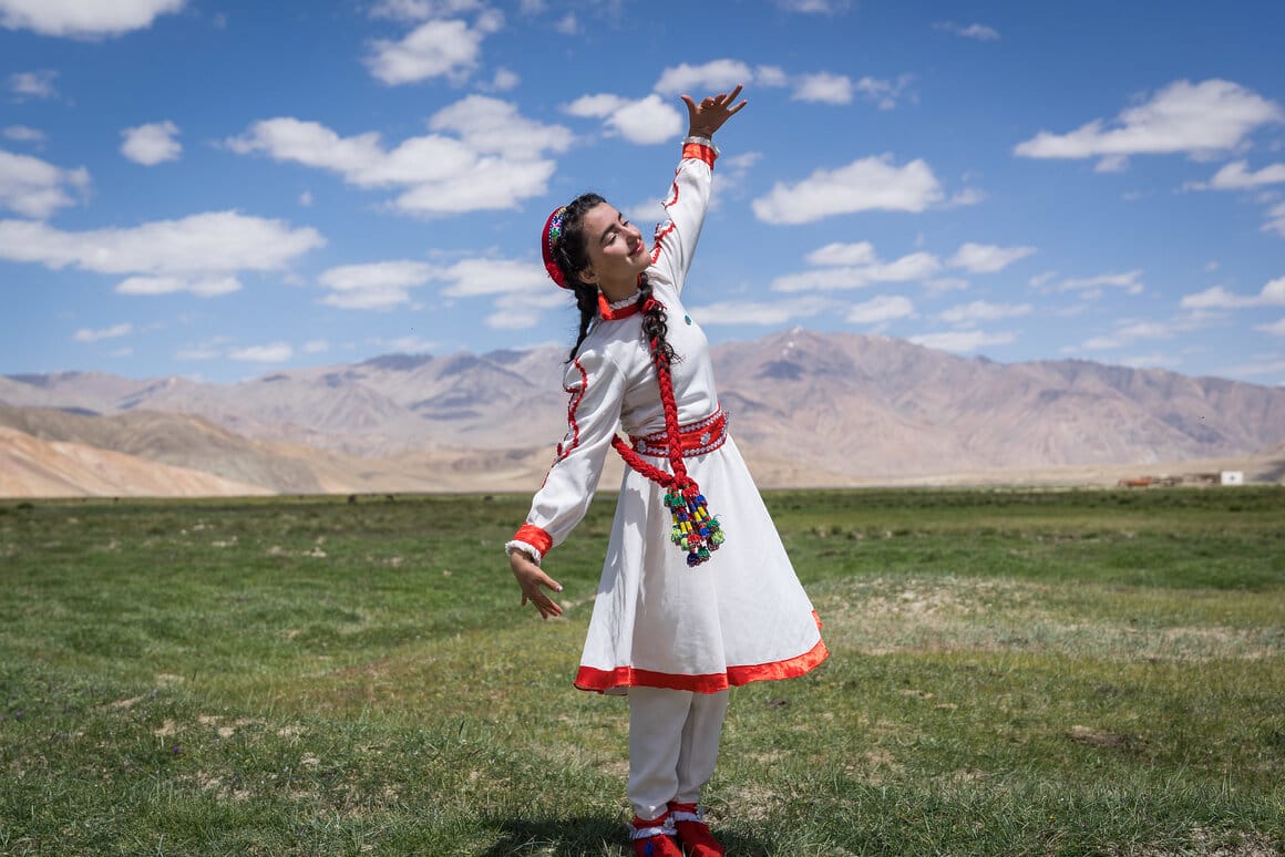 Bulunkul, Tajikistan ©Christopher Wilton-Steer
Une jeune fille danse lors de la cérémonie d'ouverture d'un nouveau centre touristique dans les montagnes du Pamir. Dans le cadre de son action de développement économique, la Fondation Aga Khan soutient le tourisme durable dans la région par l'intermédiaire de l'Association d'écoculture et de tourisme du Pamir. La PECTA crée des emplois pour la population locale et encourage la préservation du patrimoine historique, des ressources naturelles et de la faune, tout en encourageant les touristes à visiter cette région reculée et d'une beauté à couper le souffle.