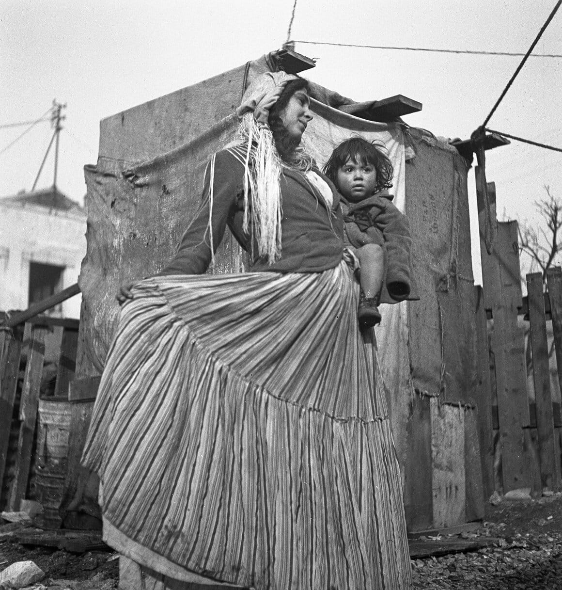 Gitane et son enfant, La Zone, Paris, 1938, Tirage moderne
© Denise Bellon / akg-images