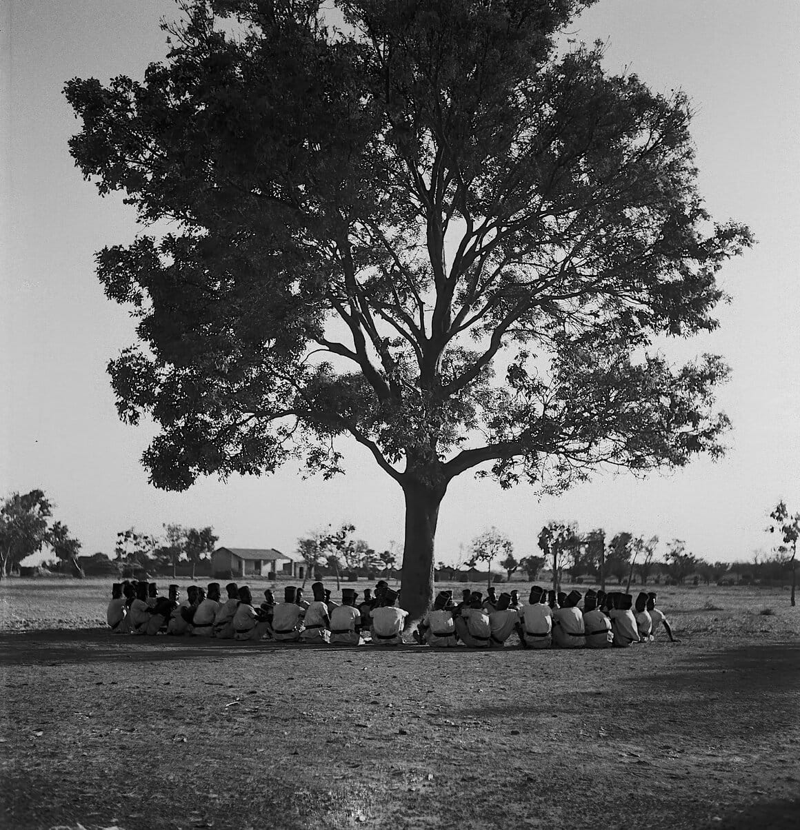 Conscrits en uniforme autour d’un arbre, Camp Magin, Ouagadougou, Haute-Volta, Afrique occidentale française, 1939, Tirage moderne © Denise Bellon / akg-images