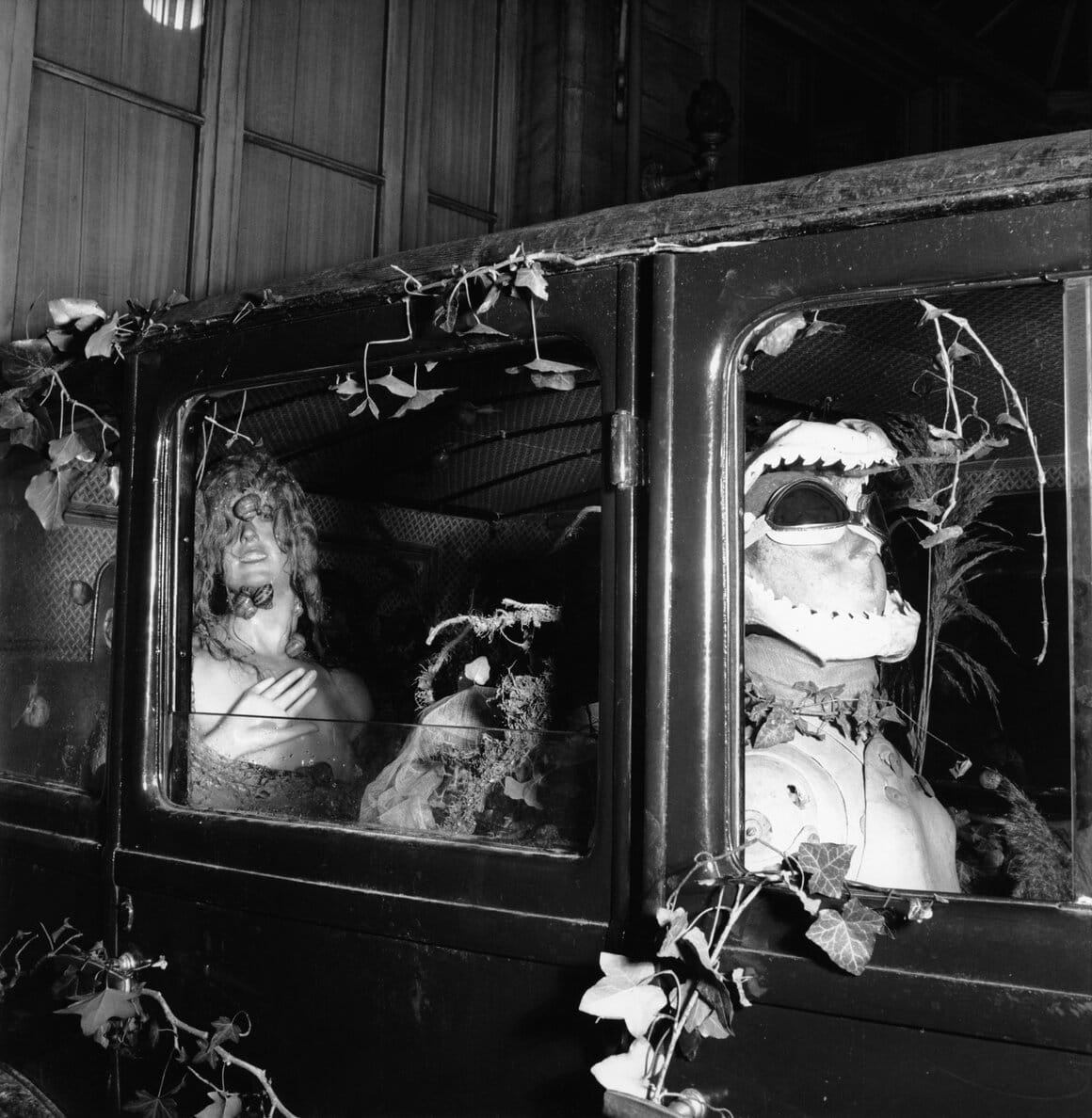 Le taxi pluvieux de Salvador Dalí, Exposition internationale du surréalisme, Paris, 1938, Tirage moderne
© Denise Bellon / akg-images