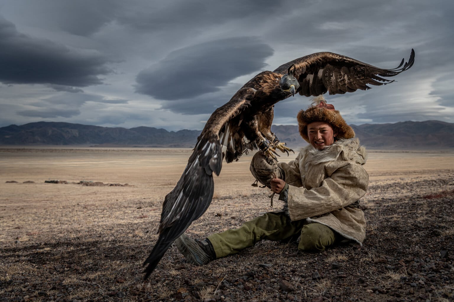 Arkalak, 12 ans, dresse son aigle dans les montagnes de l'Altaï, dans l'ouest de la Mongolie. Conformément à la tradition kazakhe, Arkalak a suivi les traces de son père et a commencé à dresser son propre aigle à l'âge de dix ans. Octobre 2019.