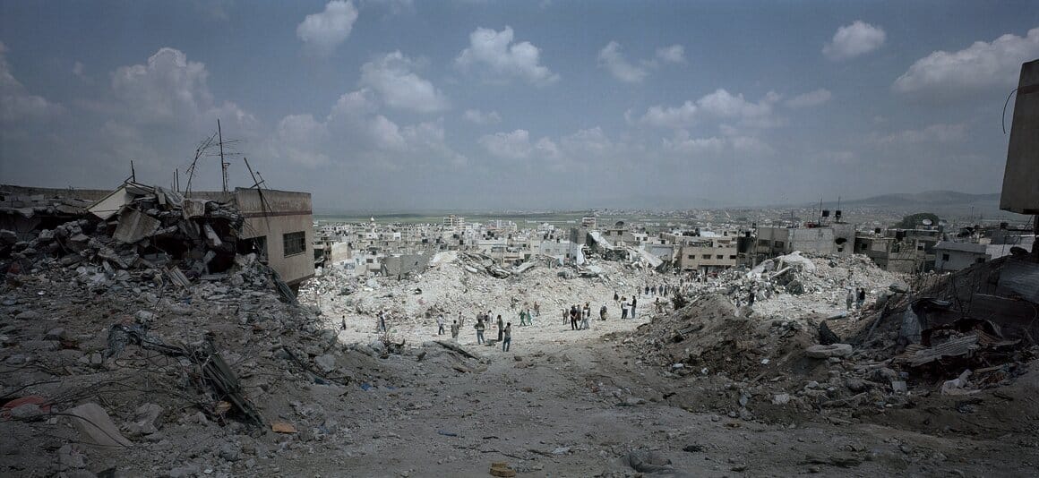 Luc Delahaye Jenin Refugee Camp tirage chromogène 2002