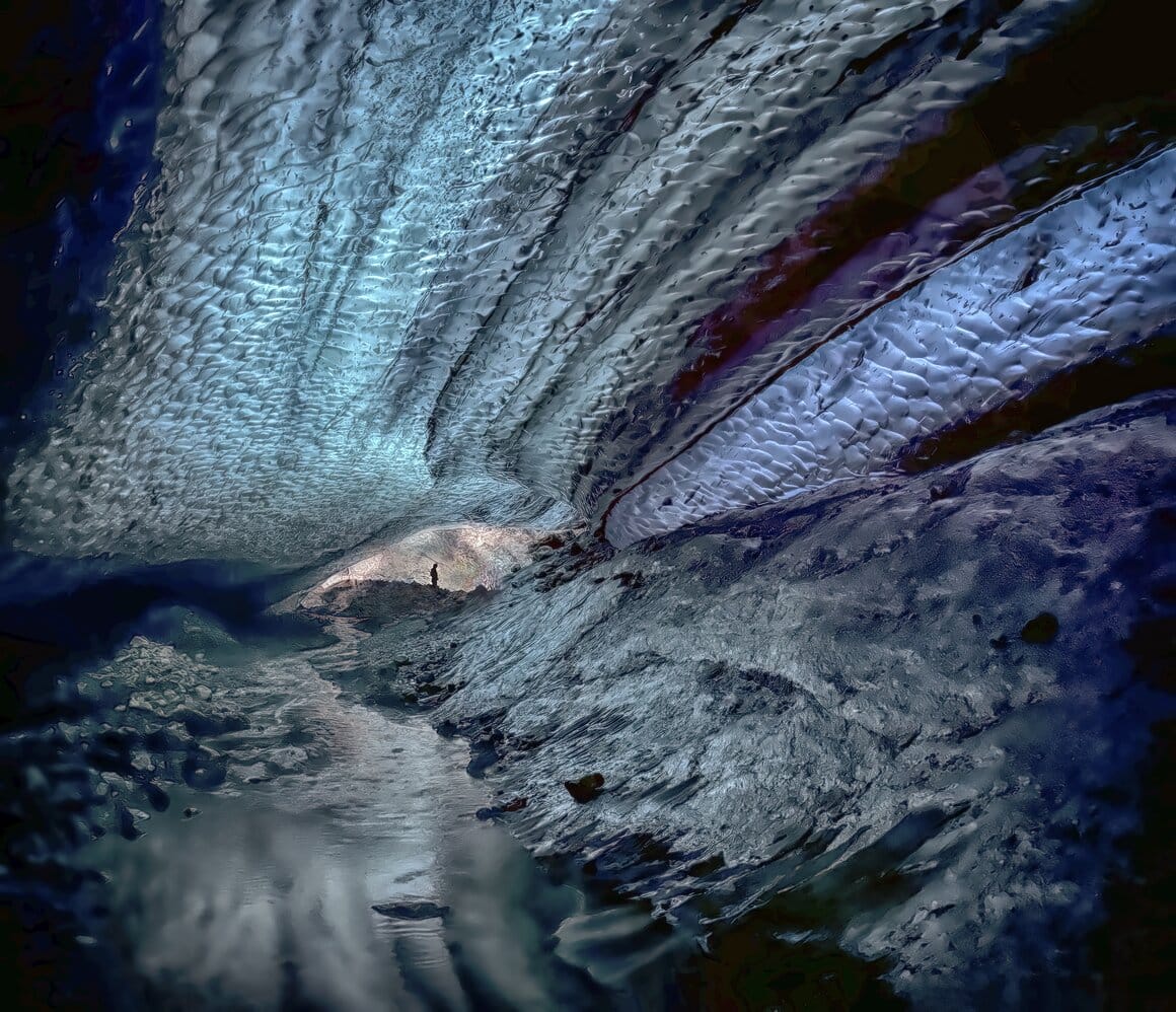 Grotte de glace sous le glacier Skaftafell en Islande. Cette nouvelle grotte a été découverte durant l’été 2023. La plupart de ces grottes de glace restent en place pendant quelques années puis s’effondrent. 26 septembre 2023.
