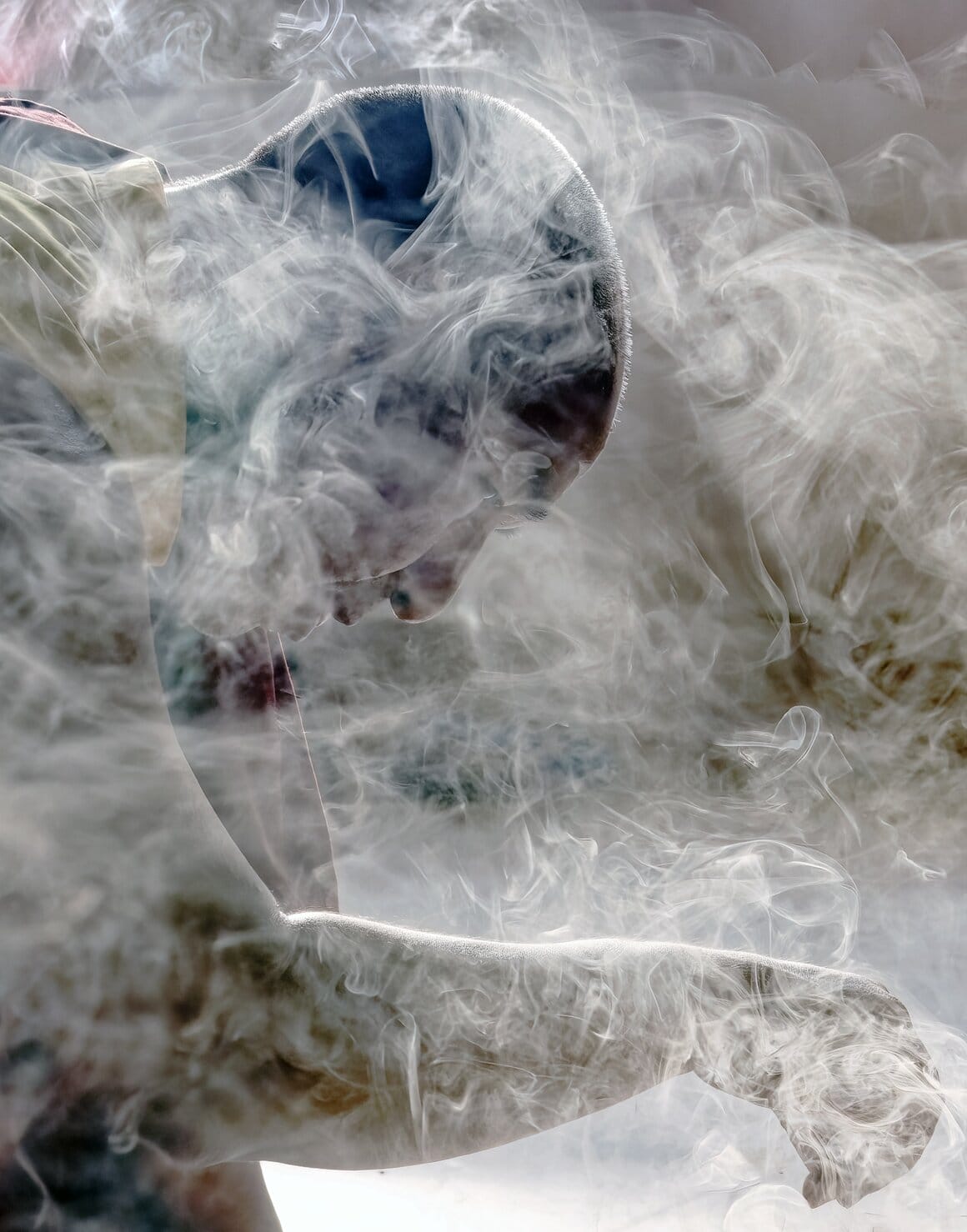 Moine du monastère tenant un encensoir au
monastère de Shéchèn à Katmandou au Népal.