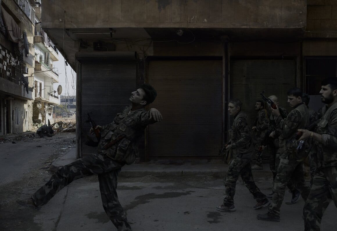 Luc Delahaye Soldats de l’armée syrienne, Alep, novembre 2012 tirage chromogène numérique 2012