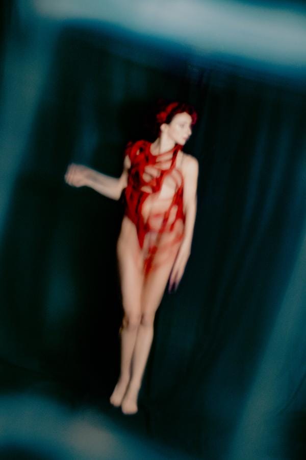 portrait flou par Sarah Fuchs cordes rouges et fond bleu