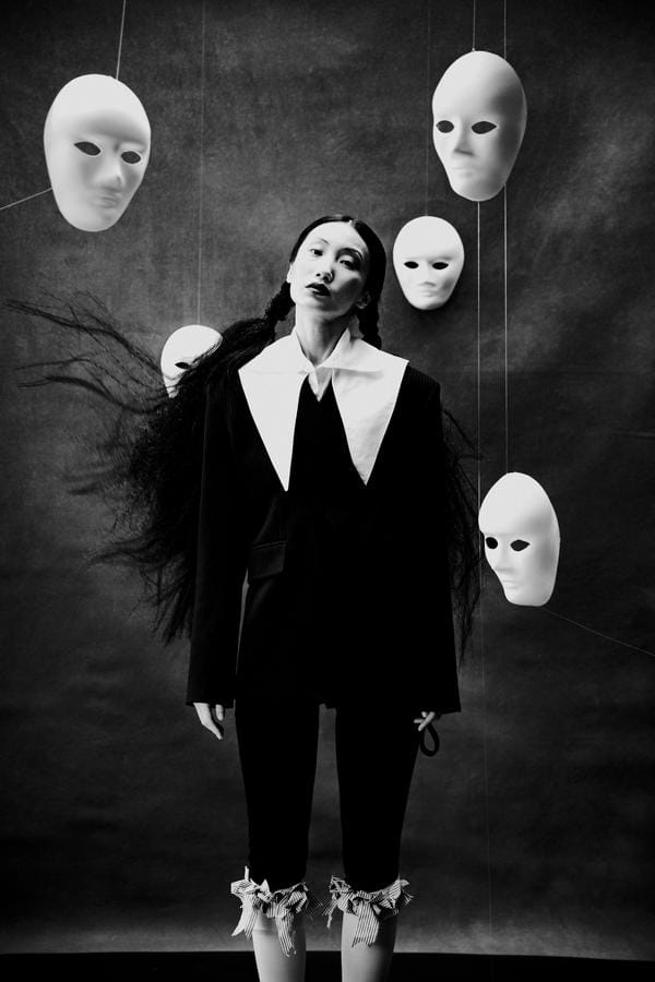 portrait flou par Sarah Fuchs masques blancs