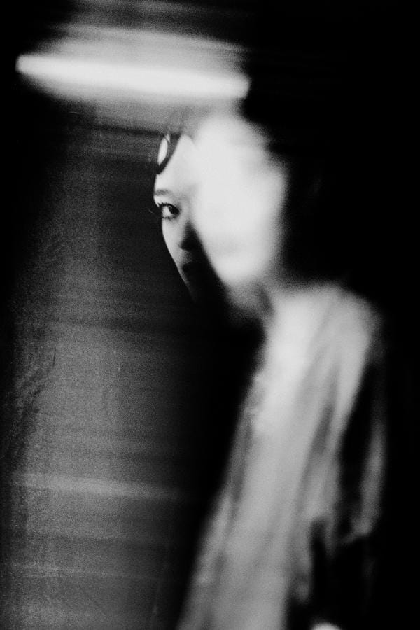 portrait flou en noir et blanc
