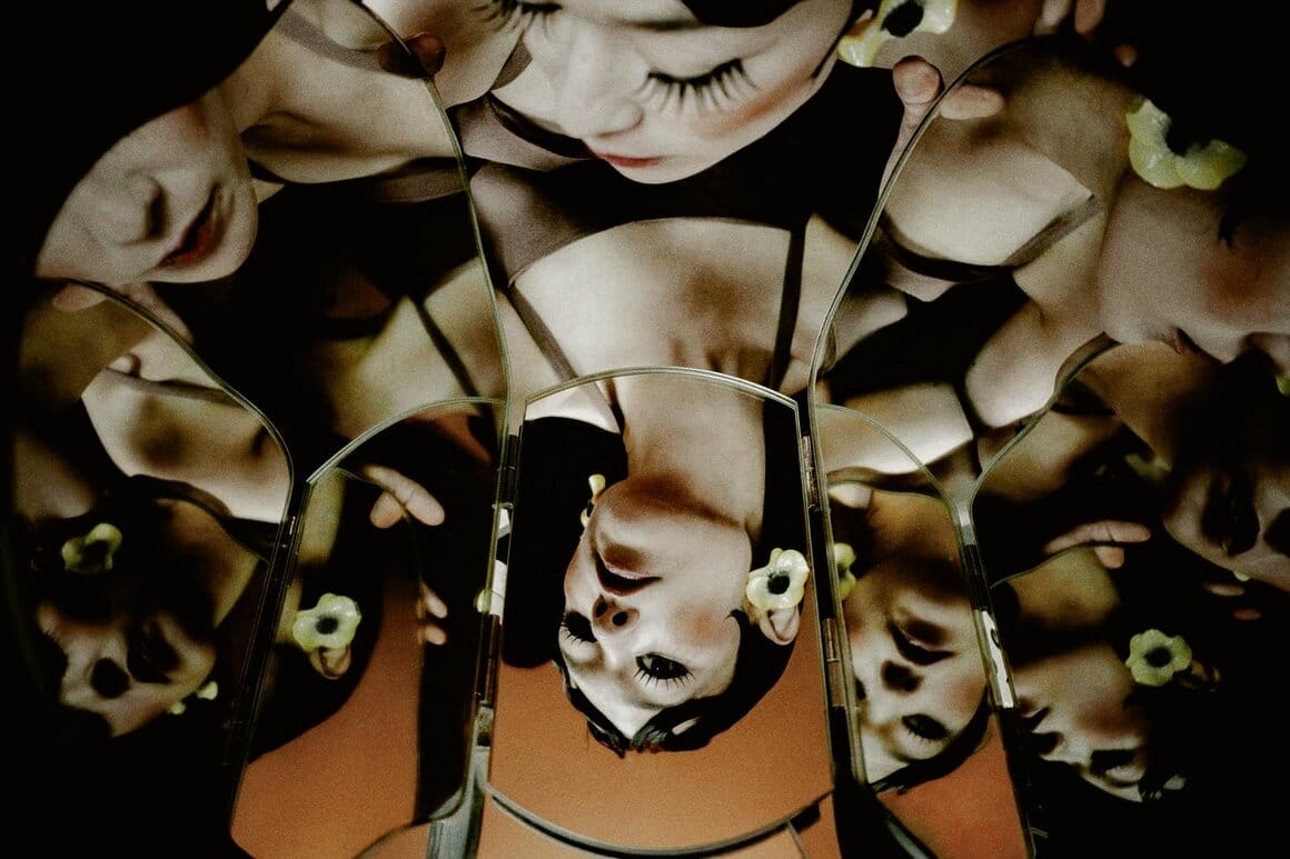 portrait dans mirroire, multiples visages Sarah Fuchs