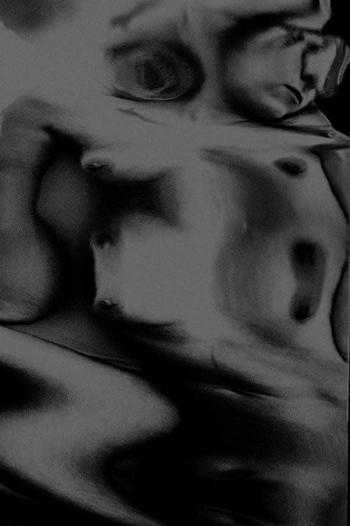 photo noir et blanc d'un corps déformé