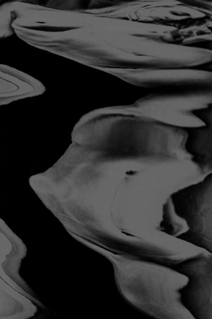 photo noir et blanc d'un corps déformé