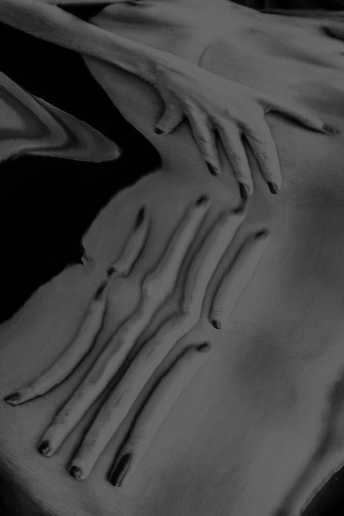 photo noir et blanc d'un corps déformé