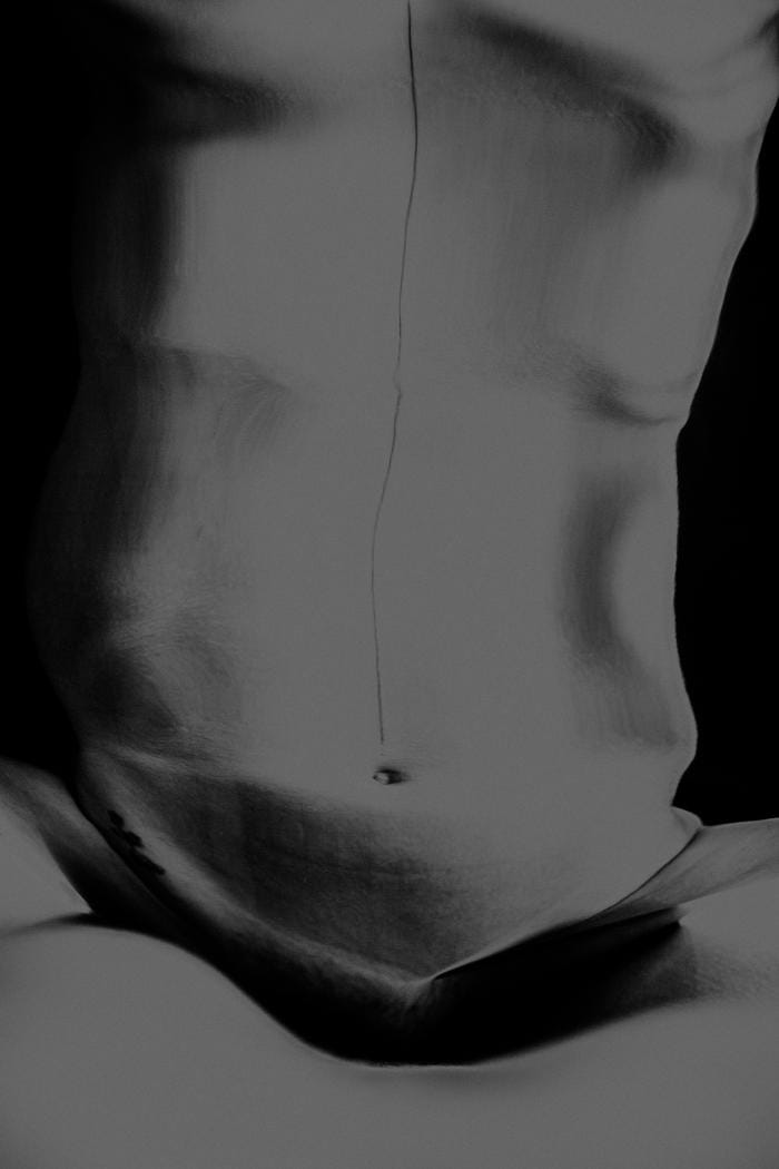 photo noir et blanc d'un corps déformé