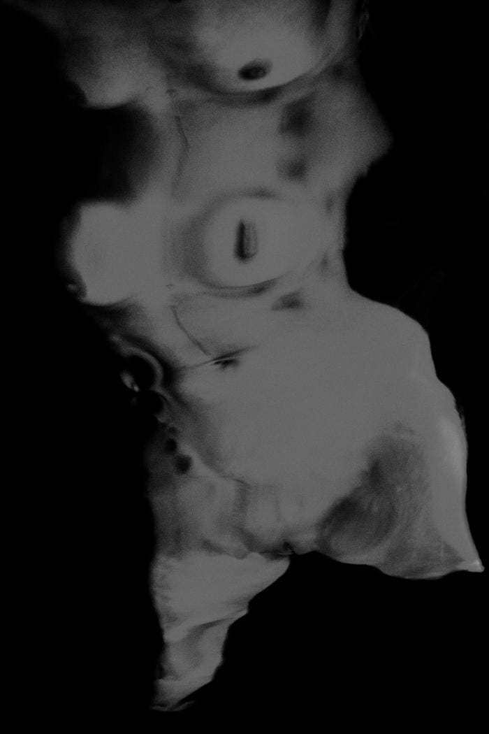 photo noir et blanc d'un corps déformé