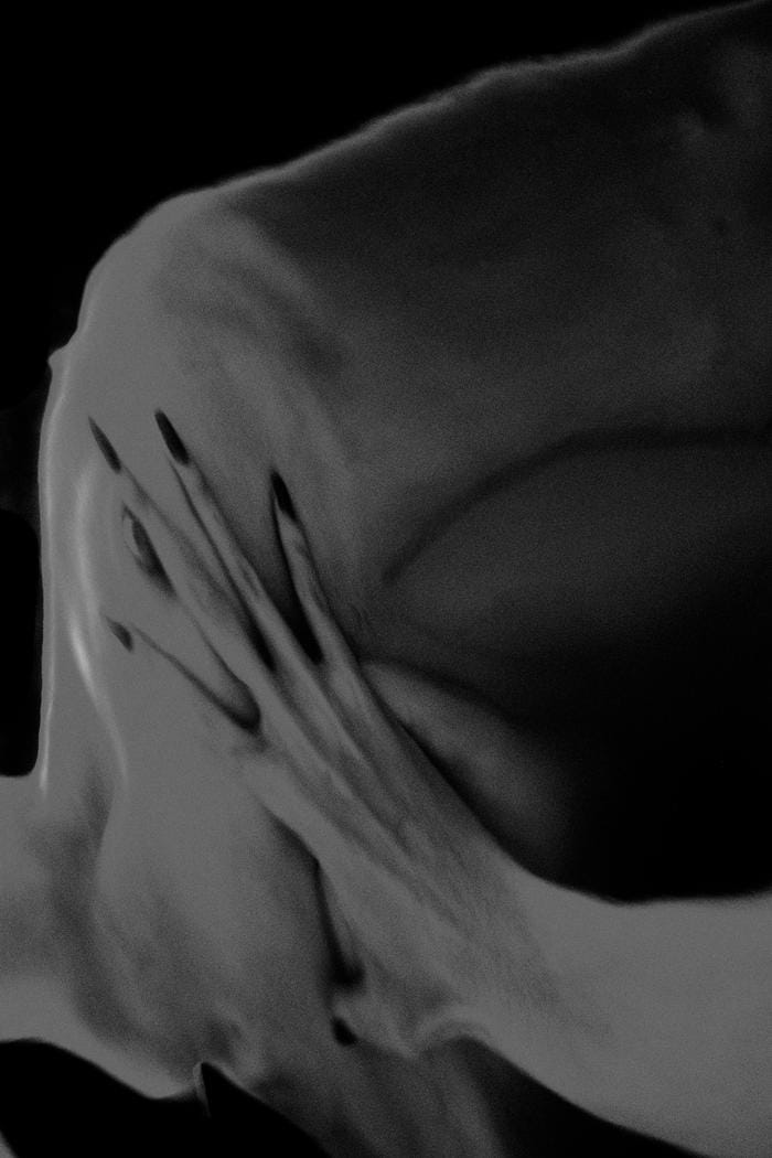 photo noir et blanc d'un corps déformé