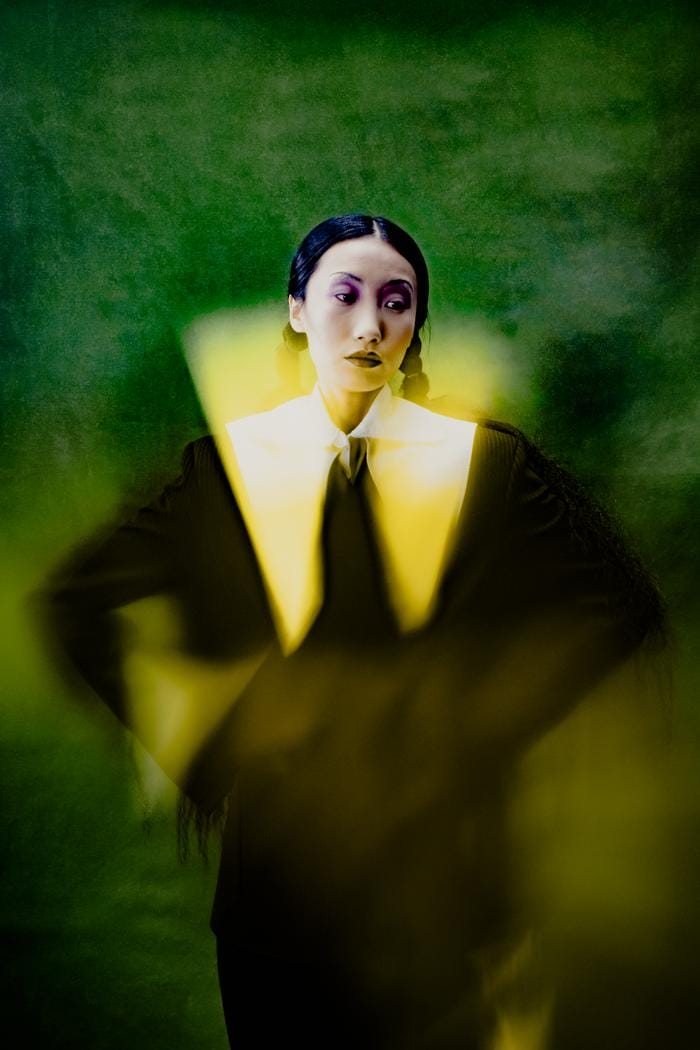 portrait flou vert et jaune