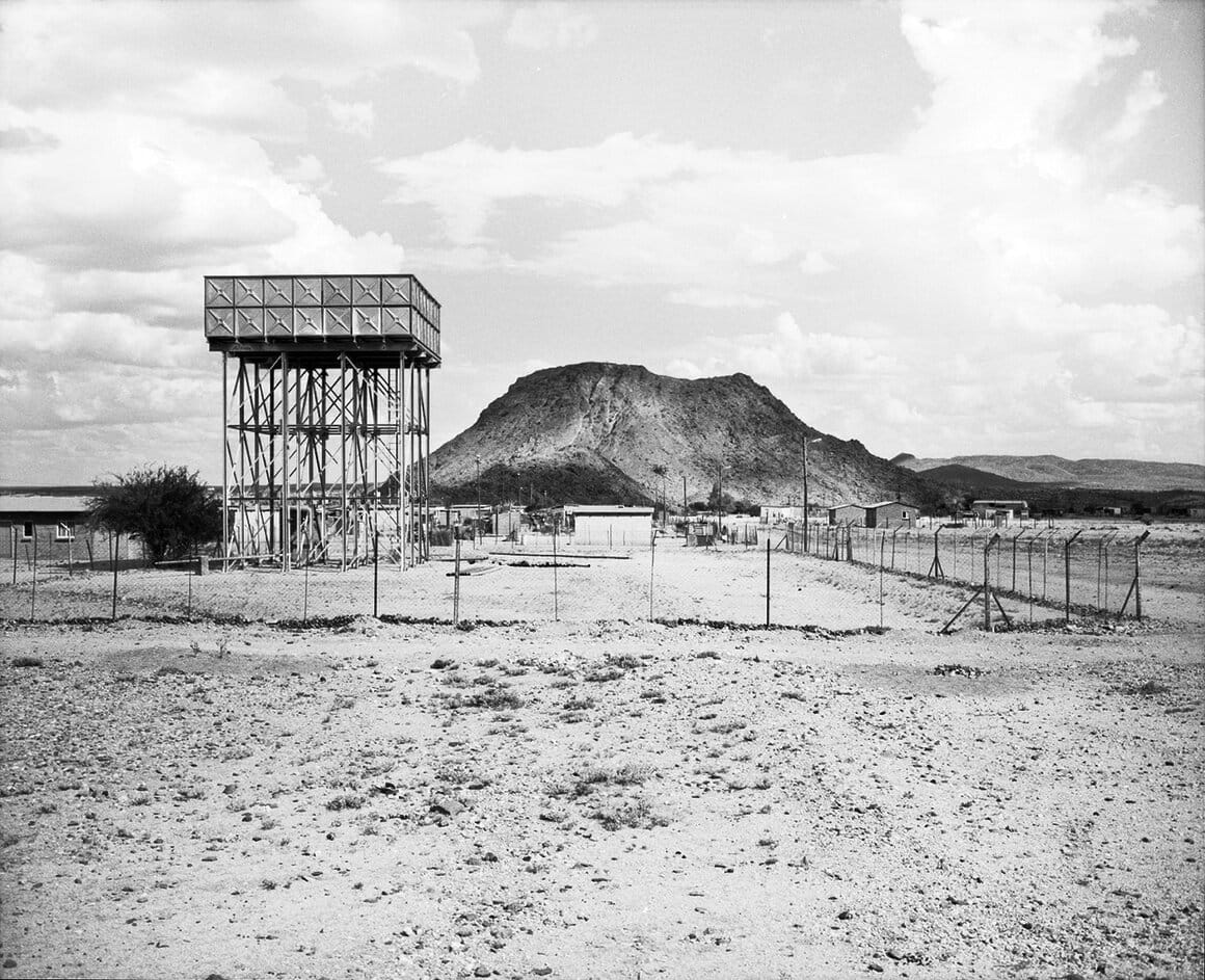 Jo Ractliffe Water tank, Riemvasmaak, 2012 de la série The Borderlands tirage gélatino-argentique d’époque