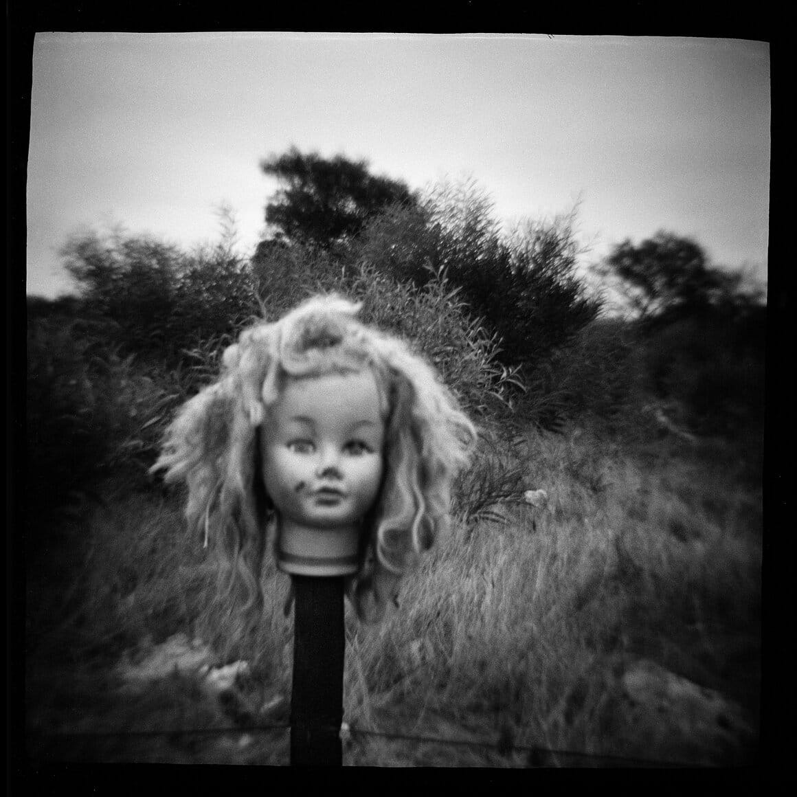 Jo Ractliffe doll’s head de la série reShooting Diana, 1990-1999 impression pigmentaire