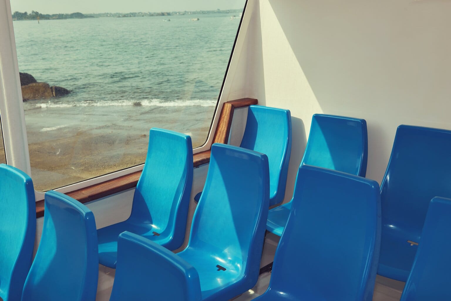 Kourtney Roy Chaises Bleues, 2022 Série “In Between/ Entre Deux Mondes” © Grande Commande Photojournalisme / Courtesy Galerie Les fi lles du calvaire, Paris