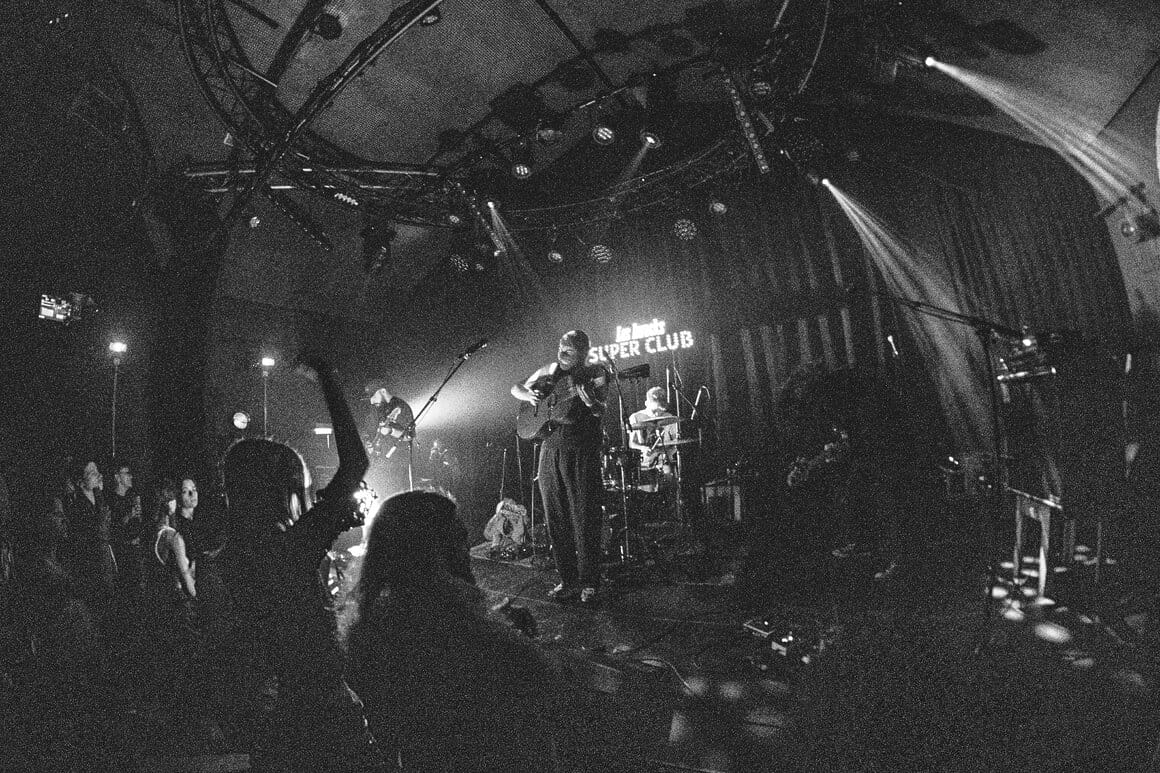 Gabriel Kröger sur scène dans le cadre de la compétition des Inrocks