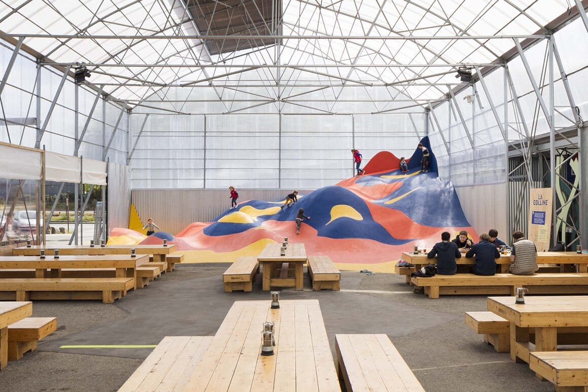 Photo d'une aire de jeu aux formes rondes avec des enfants qui jouent.