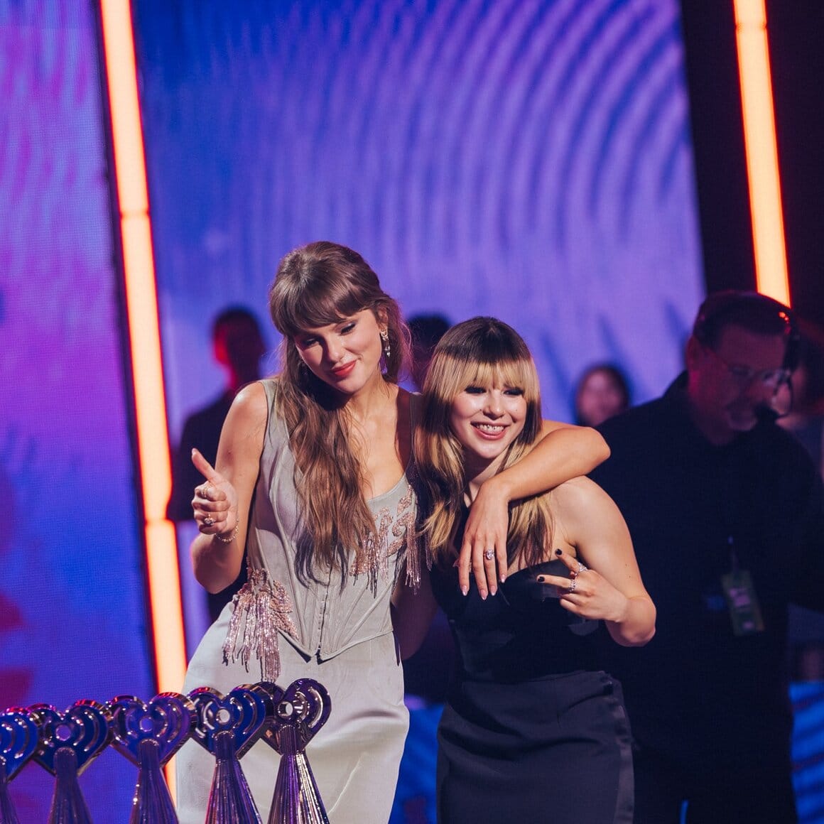 Taylor Swift et Alysa Liu aux iHeartRadio Music Awards
