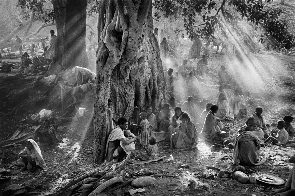 Dans le camp de Kalema, dans l'ouest du Tigré, des milliers de réfugiés arrivent après une marche de nuit pour éviter les mitrailleuses des Migs de l"armée éthiopienne. Éthiopie, 1985.