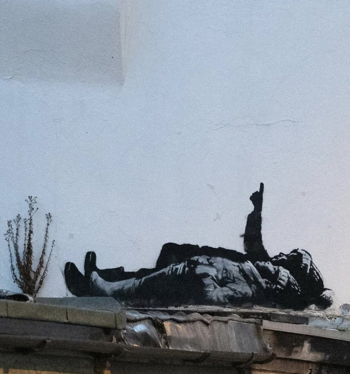 Pochoir de deux enfants regardant le ciel par Banksy en décembre 2025