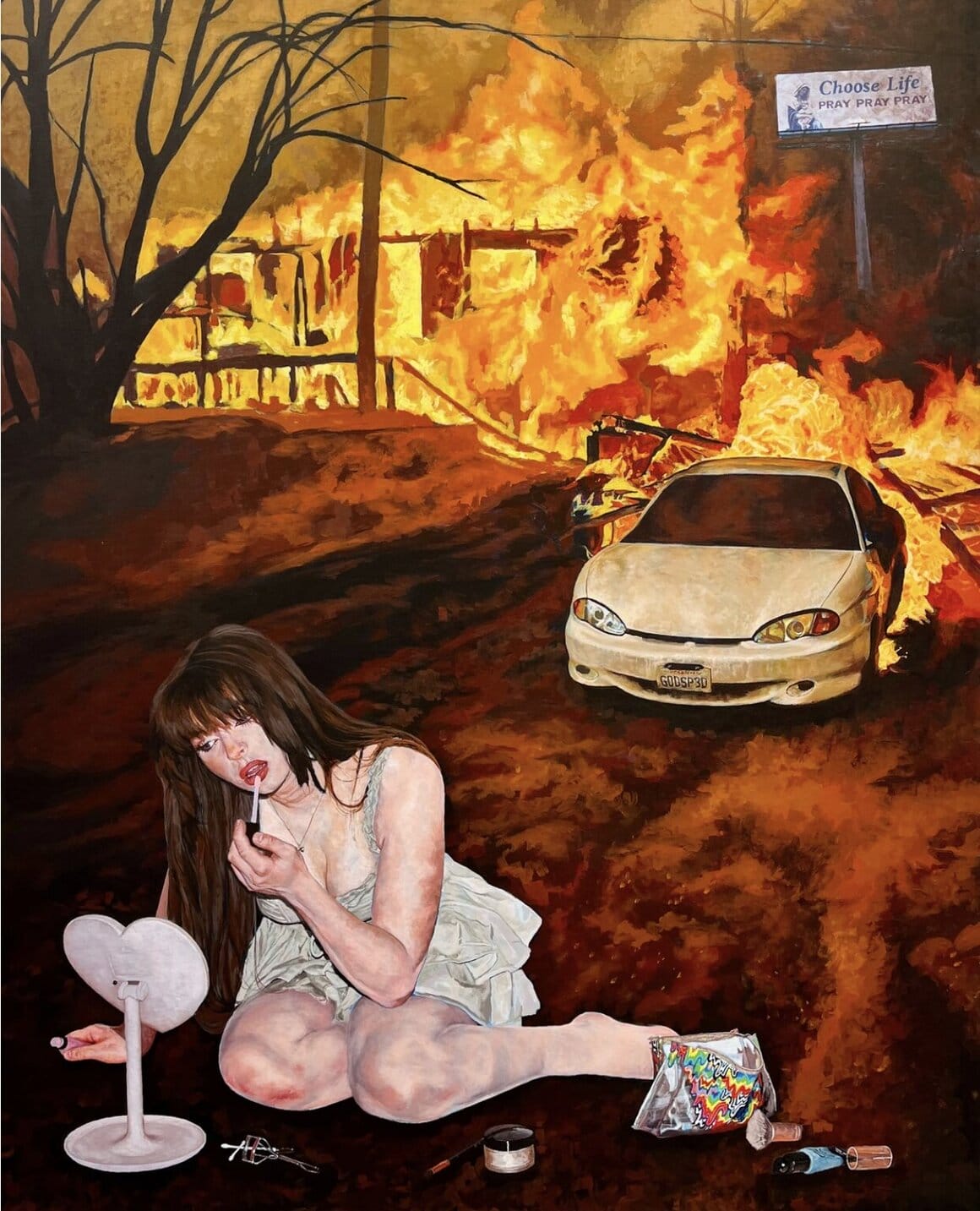 Sophie Jackson en train de se préparer devant une maison en feu, référence au meme de la petite fille souriant devant un incendie