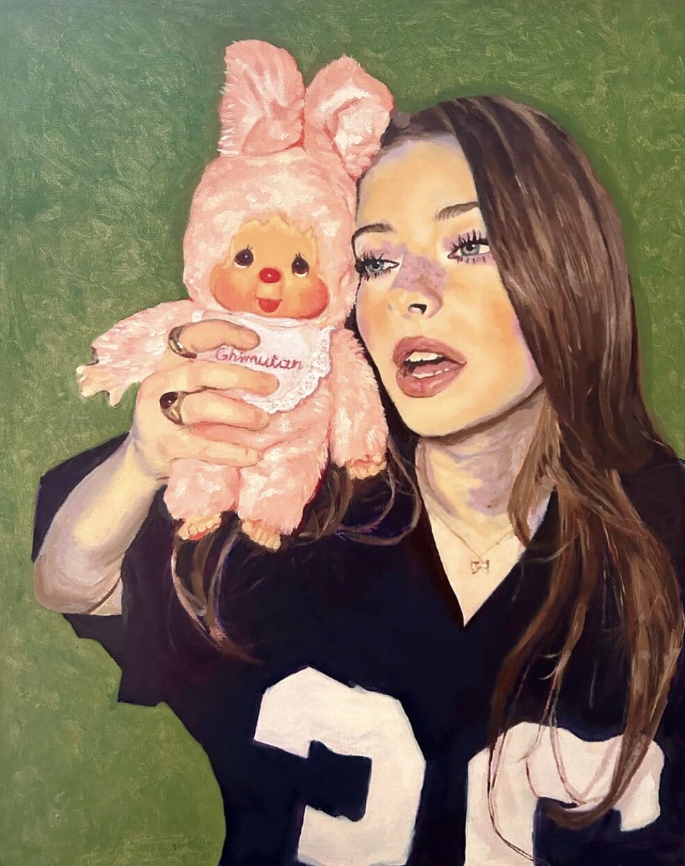 Sophie Jackson posant avec sa peluche