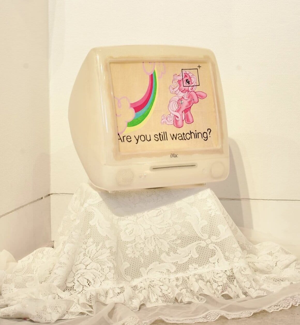 Mixed media d'un poney sous forme d'écran, 1er oeuvre de son exposition « Thought Daughter »