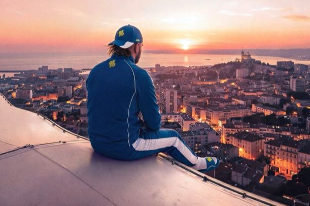 Jul face à Marseille au coucher du soleil.