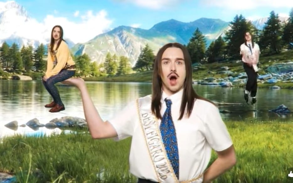 Montage d’un homme dans un paysage de montagne avec différentes versions de lui-même à des tailles variées.