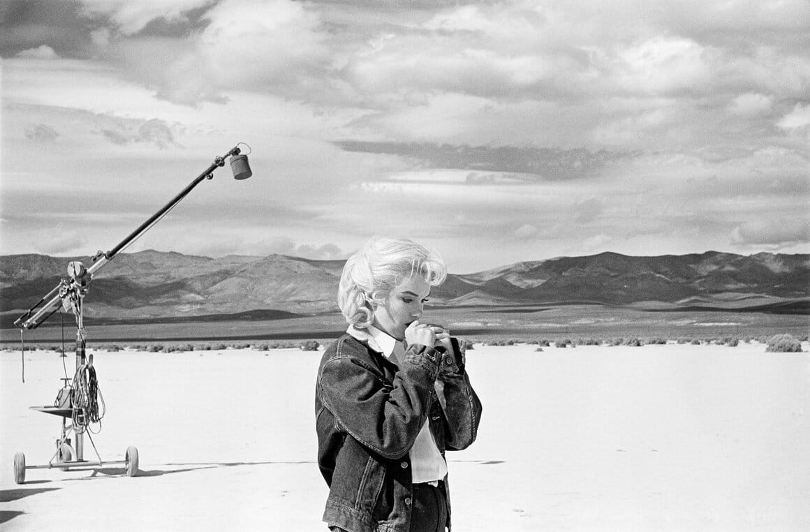 Marilyn Monroe in the Nevada Desert Going Over Her Lines for a Difficult Scene She Is About to Play with Clark Gable in the Film The Misfits. Nevada, USA, [Marilyn Monroe dans le désert du Nevada relisant le script d’une scène difficile qu’elle est sur le point de jouer avec Clark Gable dans le film « Les Désaxés ». Nevada, États-Unis] 1960 © Eve Arnold / Magnum Photos