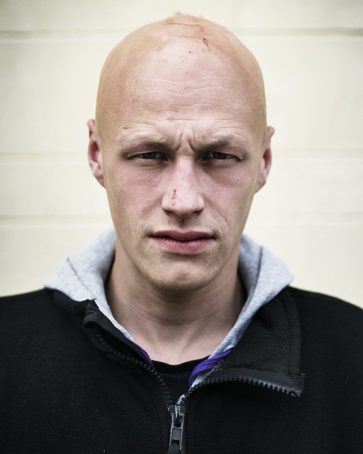 Ed Alcock Tom voted remain during the referendum, whilst his father voted Leave. The two men are furious with one another, and are no longer talking. Tom a voté « Remain » lors du référendum, tandis que son père a voté « Leave ». Les deux hommes sont furieux l’un contre l’autre et ne se parlent plus. de la série Home, Sweet Home, 2020