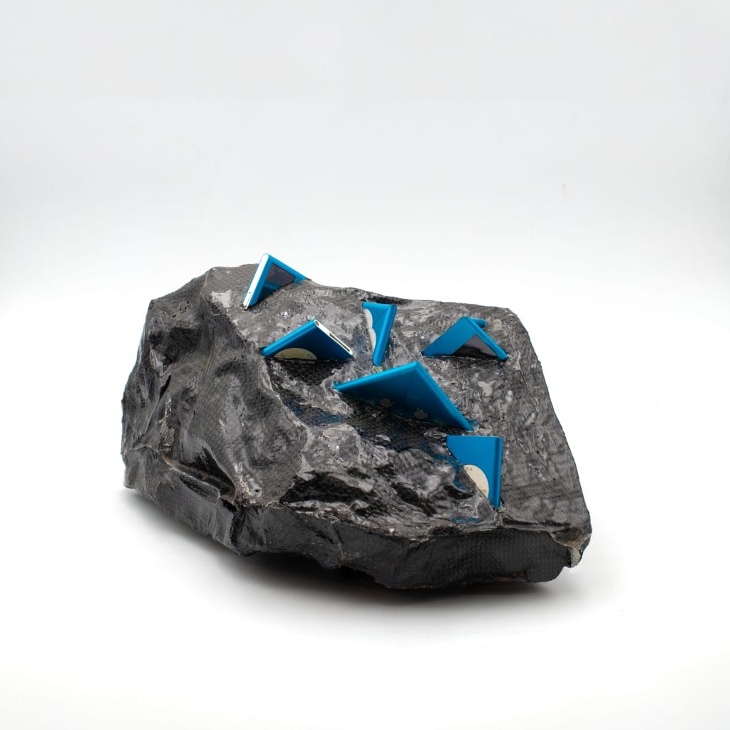 Fragments bleus incrustés dans une roche noire. © Bastien Cuénot