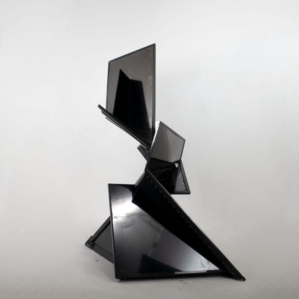 Écrans noirs assemblés en sculpture fragile. © Bastien Cuénot
