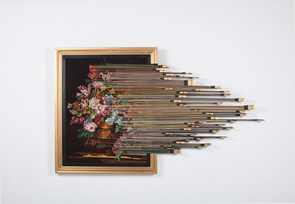 Tableau floral déstructuré en lignes fuyantes. © Bastien Cuénot