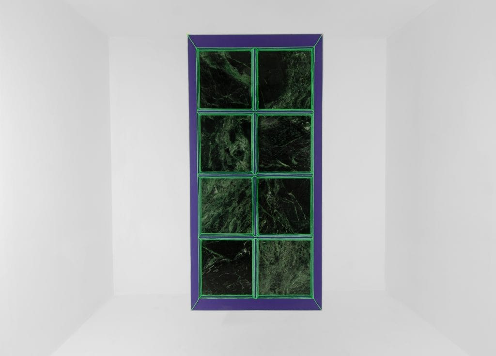 Fenêtre sombre encadrée de vert et violet. © Bastien Cuénot