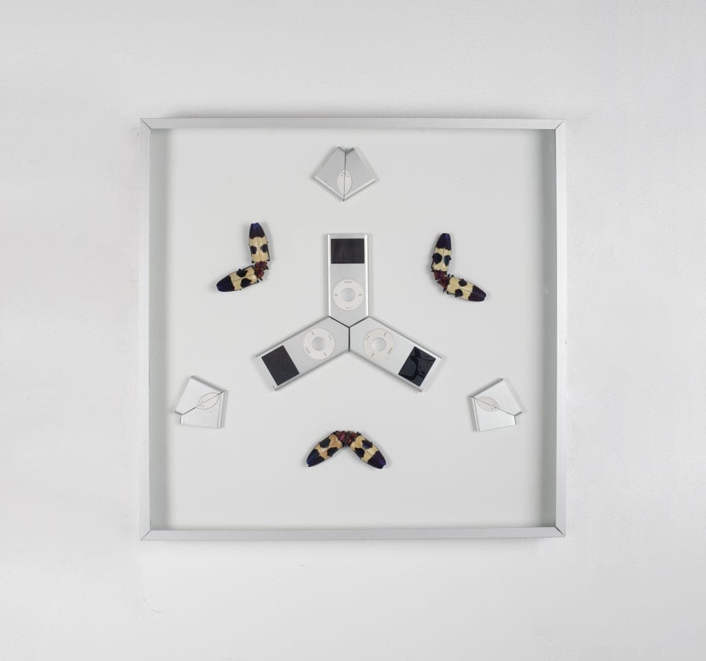 Objets numériques recomposés en motif mural. © Bastien Cuénot