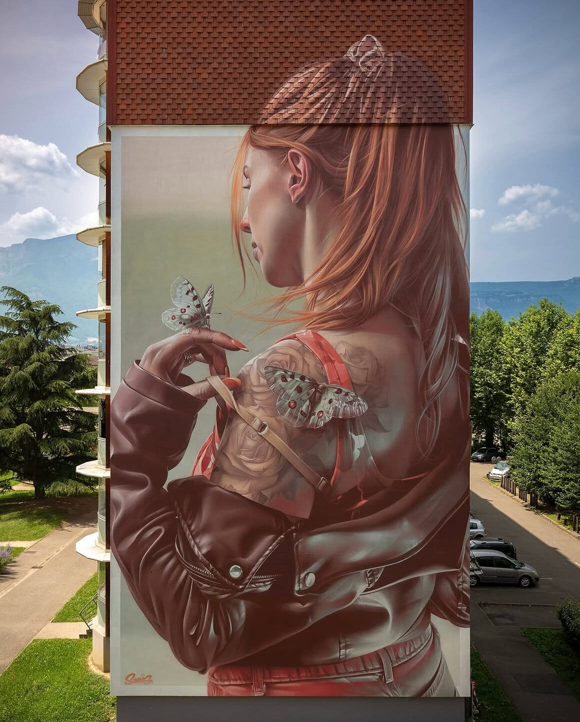 Peinture murale d'une jeune femme de dos par Smug à Saint-Martin-d'Hères